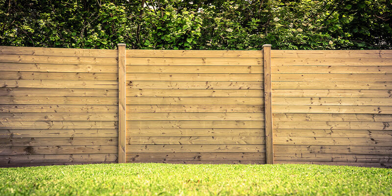 Horizontal wood privacy fence